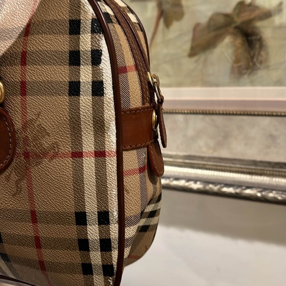 Burberrys Novacheck Bag with spots of peeling - Picture 8 of 11